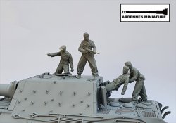 画像3: アルデンヌミニチュア[AR35003]1/35 WWII ドイツ ベルリン最後の戦い＃3 負傷者を運び出す戦車兵(2体入)