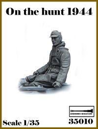アルデンヌミニチュア[AR35010]1/35 WWII ドイツ 偵察中＃3 ハッチに座る兵士(1体入)
