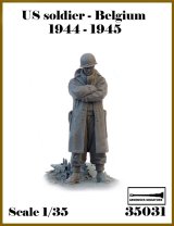 アルデンヌミニチュア[AR35031]1/35 WWII アメリカ ベルギーの戦い1944-1945＃4 腕組みする兵士(1体入)