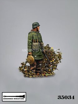 画像2: アルデンヌミニチュア[AR35034]1/35 WWII ドイツ 冬季装備の兵士1944-1945＃1 地雷を持つ兵士(1体入)