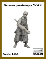 アルデンヌミニチュア[AR35049]1/35 WWII ドイツ パンツァーファウストを持つ降下猟兵(1体入)