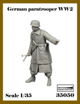 アルデンヌミニチュア[AR35050]1/35 WWII ドイツ 制止する降下猟兵下士官(1体入)