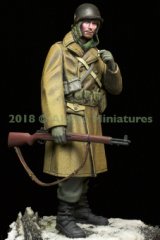 Alpine Miniatures[AM16040]1/16 WWII 米 アメリカ陸軍歩兵 外套を羽織るGI 44〜45年冬季