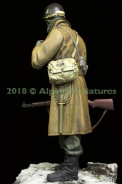 画像5: Alpine Miniatures[AM16040]1/16 WWII 米 アメリカ陸軍歩兵 外套を羽織るGI 44〜45年冬季