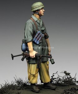 画像2: Alpine Miniatures[AM35221]1/35 WWII独 イタリア戦線の第1降下猟兵師団 下士官(熱帯軍装)