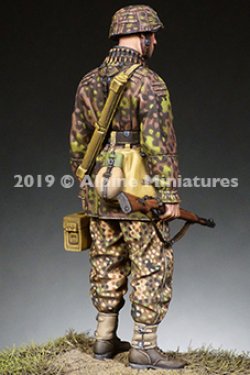 画像2: Alpine Miniatures[AM35267]1/35 WWII 独 弾薬箱を持つ装填手 SS第12HJ師団
