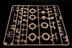 タイヤはプラスチック製で3分割にしてトレッドを再現しています。