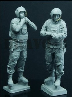 画像2: Bravo6[B6-35096]1/35 米 ヘリクルー(1)搭乗準備中(2体セット)