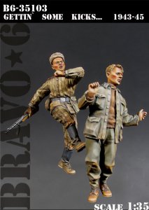 画像1: Bravo6[B6-35103]1/35 ソビエト兵とドイツ捕虜(2体セット) (1)