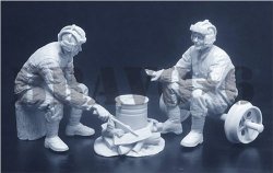 画像2: Bravo6[B6-35140]1/35 露/ソ ソビエト赤軍 RKKA戦車兵3 焚火と二人組みの戦車兵1943〜45
