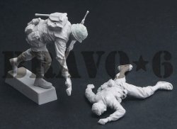 画像2: Bravo6[B6-35310]1/35 ベトナム戦争 米海兵隊「曲がり角の先に」(4) 武装解除する海兵隊員