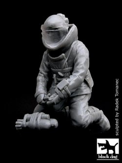画像1: BLACK DOG[F35010]1/35現用米 爆発物処理中(イラク)