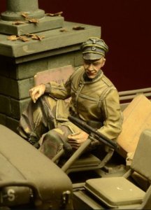画像1: D-Day miniature studio[DD35029］ 1/35  武装親衛隊将校 乗車姿 アルデンヌ1944 (1)