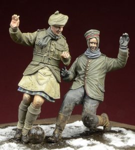 画像1: D-Day miniature studio[DD35045］ 1/35  1914年 奇跡の休戦 クリスマスにサッカーに興じる英独兵 (1)