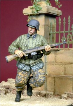 画像4: D-Day miniature studio[DD35051］ 1/35 WWII独 走る武装親衛隊擲弾兵(ソ連軍防寒ジャケット着用)