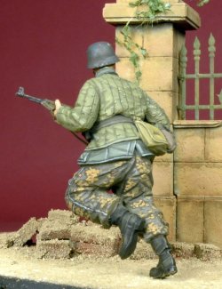 画像2: D-Day miniature studio[DD35051］ 1/35 WWII独 走る武装親衛隊擲弾兵(ソ連軍防寒ジャケット着用)