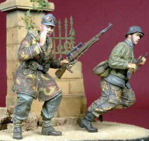 画像1: D-Day miniature studio[DD35052］ 1/35 WWII独 武装親衛隊兵士(2体セット)作戦行動中 (1)