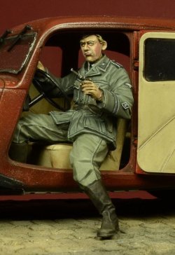 画像4: D-Day miniature studio[DD35053］ 1/35 WWII独 親衛隊諜報部ドライバー(シトロエン11CV用)