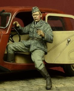 画像1: D-Day miniature studio[DD35053］ 1/35 WWII独 親衛隊諜報部ドライバー(シトロエン11CV用) (1)