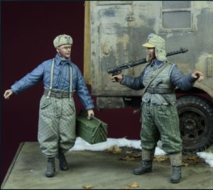 画像1: D-Day miniature studio[DD35070]  1/35 WWII独 空軍地上クルーセット(2体セット)(冬季軍装)1942-1945 (1)