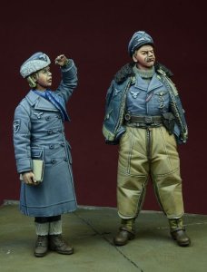 画像1: D-Day miniature studio[DD35076] 1/35 WWII独 空軍パイロット&女性補助隊員(冬季)1942-1945(2体セット) (1)