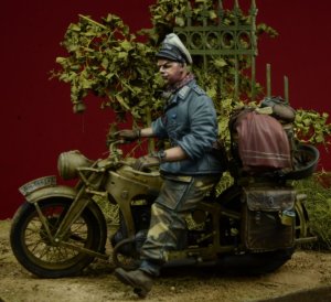 画像1: D-Day miniature studio［DD35082]1/35 WWII独 ヘルマンゲーリング師団 将校+バイクアクセサリーセット (1)