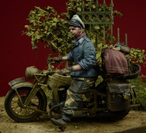 画像1: D-Day miniature studio[DD35082]1/35 WWII独 ヘルマンゲーリング師団 将校+バイクアクセサリーセット (1)