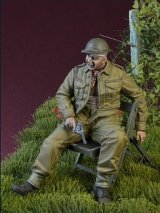 D-Day miniature studio[DD35132]1/35 WWII イギリス陸軍負傷しイスに腰掛ける兵士 (1940-45年装備)