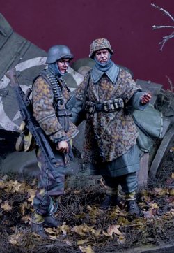 画像2: D-Day miniature studio[DD35208]1/35 WWII ドイツ武装親衛隊 MG42機関銃手と迷彩ポンチョの兵士 ハンセン戦闘団 アルデンヌ1944(2体セット)