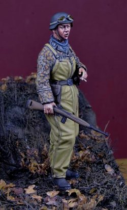 画像3: D-Day miniature studio[DD35209]1/35 WWII ドイツ武装親衛隊 タンカーストラウザーズを履いた下士官 ハンセン戦闘団 アルデンヌ1944
