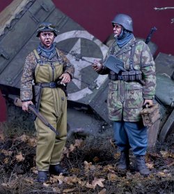 画像2: D-Day miniature studio[DD35211]1/35 WWII ドイツ武装親衛隊 タンカーストラウザーズを履いた下士官と降下猟兵 アルデンヌ1944(2体セット)