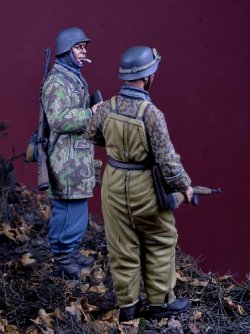 画像4: D-Day miniature studio[DD35211]1/35 WWII ドイツ武装親衛隊 タンカーストラウザーズを履いた下士官と降下猟兵 アルデンヌ1944(2体セット)