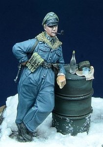 画像1: D-Day miniature studio[DD35007］ 1/35 WWII 独 武装親衛隊将校 喫煙中 ハンガリー1945 (1)