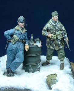 画像1: D-Day miniature studio[DD35009］ 1/35 WWII ハンガリー/独将校 2体セット ハンガリー1945 (1)