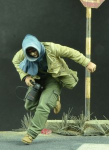 画像1: D-Day miniature studio[DD35096]1/35 現代の戦場カメラマン「アンドレア」 (1)