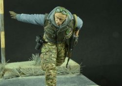 画像2: D-Day miniature studio[DD35097]1/35 現代の戦場カメラマン /w AK47