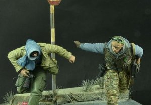 画像1: D-Day miniature studio[DD35098]1/35 現代の戦場カメラマン「疾走」(2体セット) (1)