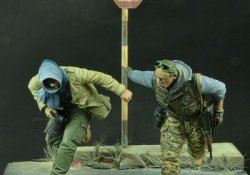 画像2: D-Day miniature studio[DD35098]1/35 現代の戦場カメラマン「疾走」(2体セット)