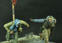 画像3: D-Day miniature studio[DD35098]1/35 現代の戦場カメラマン「疾走」(2体セット)