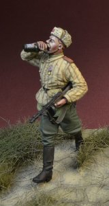 画像1: D-Day miniature studio［DD35164]1/35 WWII 露/ソ ソビエト赤軍歩兵#2「戦利品で喉を潤す」 1944〜46 (1)