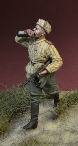 画像1: D-Day miniature studio[DD35164]1/35 WWII 露/ソ ソビエト赤軍歩兵#2「戦利品で喉を潤す」 1944〜46 (1)