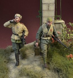 画像1: D-Day miniature studio［DD35165]1/35 WWII 露/ソ ソビエト赤軍歩兵「戦利品漁り」ヨーロッパ1944〜46(2体入)