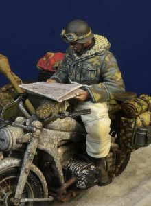 画像1: D-Day miniature studio[DD35184]1/35 WWII ドイツ武装親衛隊 地図を見るオートバイ兵 ハンガリー 1945冬 (1)