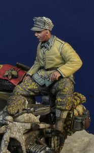 画像1: D-Day miniature studio[DD35186]1/35 WWII ドイツ武装親衛隊 後部座席に座る下士官 ハンガリー1945冬 (1)
