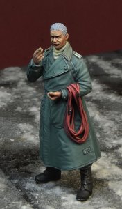 画像1: D-Day miniature studio[DD35192]1/35 WWII ドイツ空軍オートバイ兵コートを着た整備兵 (1)