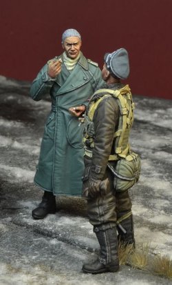画像3: D-Day miniature studio[DD35193]1/35 WWII ドイツ空軍エースパイロット フランツ・スティグラーと整備兵(2体セット)