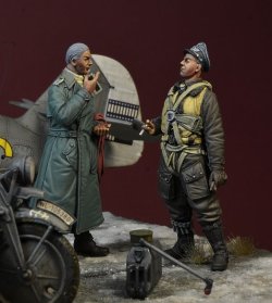 画像4: D-Day miniature studio[DD35193]1/35 WWII ドイツ空軍エースパイロット フランツ・スティグラーと整備兵(2体セット)
