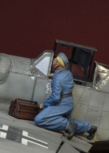 画像1: D-Day miniature studio[DD35194]1/35 WWII ドイツ空軍翼にひざまずく整備兵 (1)