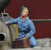画像2: D-Day miniature studio[DD35194]1/35 WWII ドイツ空軍翼にひざまずく整備兵 (2)