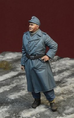 画像1: D-Day miniature studio[DD35195]1/35 WWII ドイツ空軍グレートコートを着た整備兵